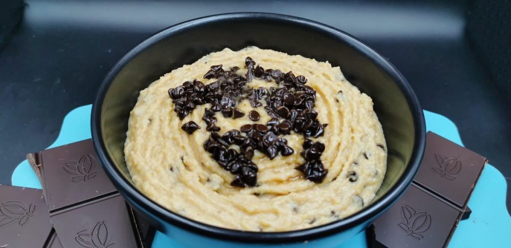Crema untable suave y dulce con trocitos de chocolate oscuro dispersos para Hummus Dulce