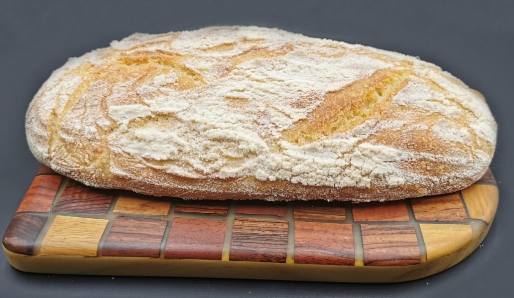 Hogaza rústica de corteza crujiente y dorada con miga densa y saludable para Pan de Kamut y Espelta