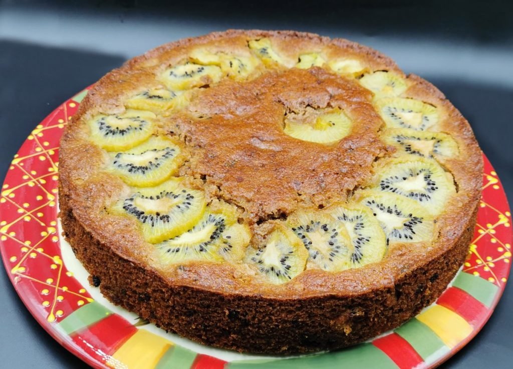 Bizcocho esponjoso decorado con rodajas de fruta verde brillante para Pastel de Kiwi