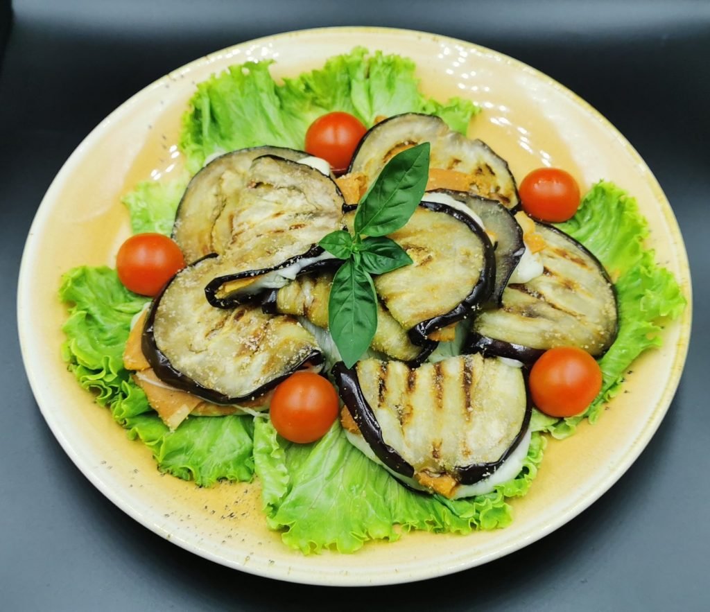 Rodajas asadas con relleno de queso fundido y cubierta de pan dorado crujiente para Boquitas de Berenjena