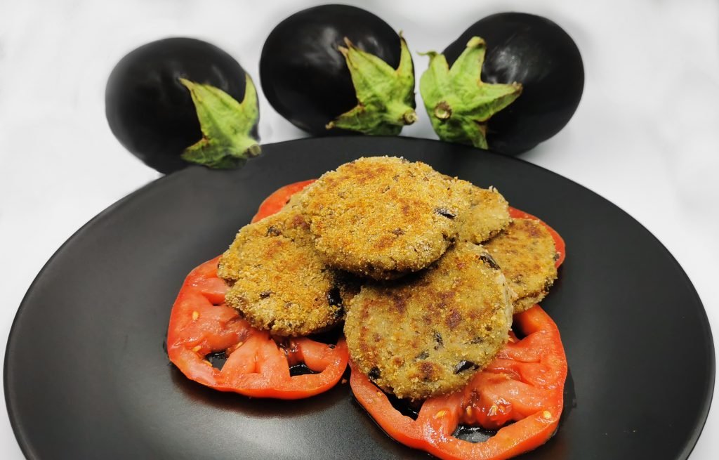 Medallones rústicos con costra dorada y textura tierna interior para Hamburguesas de Berenjena