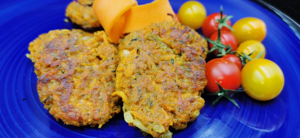 Medallones dorados y anaranjados al horno con motitas verdes de perejil para Hamburguesitas de Zanahoria