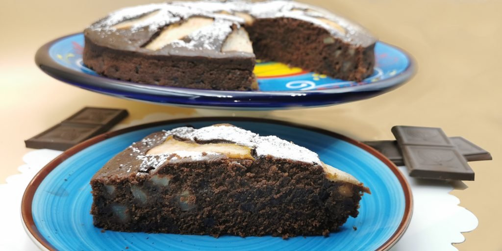 Bizcocho húmedo de cacao oscuro con trozos de fruta tierna en su interior para Pastel de Pera y Chocolate