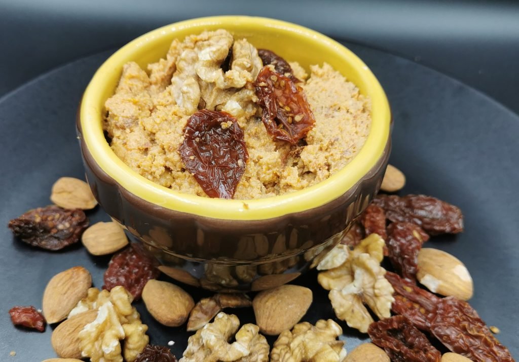 Salsa roja texturizada y espesa con trocitos crujientes de nuez para Pesto de Tomates Secos