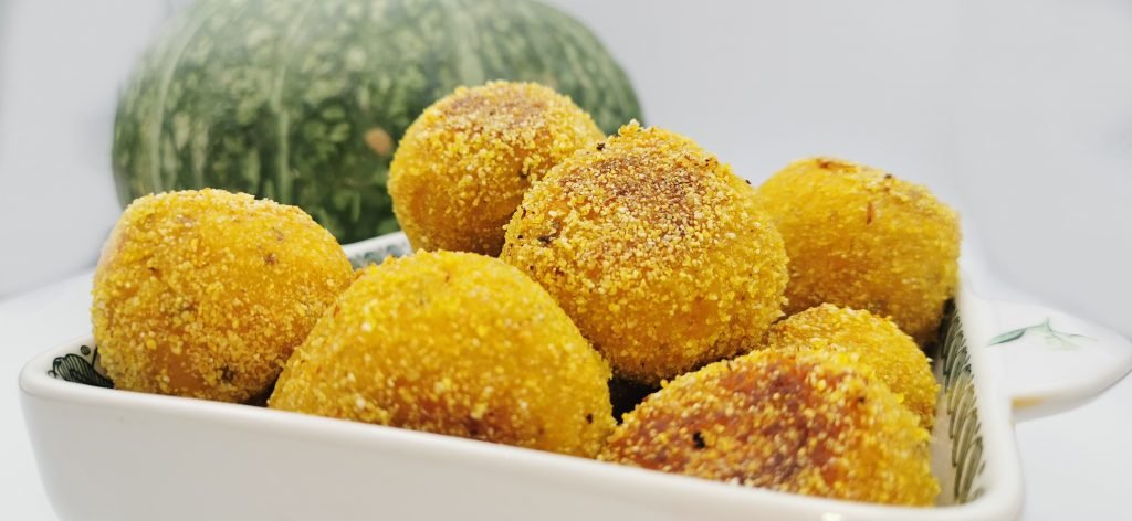 Croquetas redondas y crujientes con relleno fundente de queso para Albóndigas de Ayote