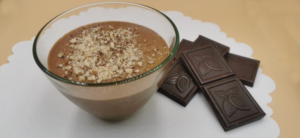Copa de crema de chocolate aireada y suave con textura aterciopelada para Mousse Vegana al Chocolate