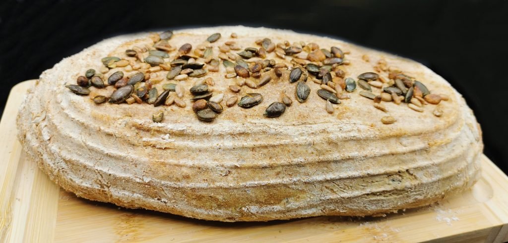 Hogaza rústica horneada con corteza crujiente cubierta de semillas mixtas para Pan Multicereales