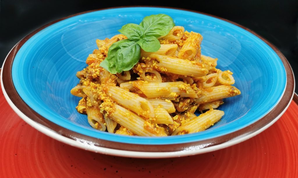Pasta corta envuelta en salsa roja espesa con textura de tofu molido para Pasta Penne con Tofu