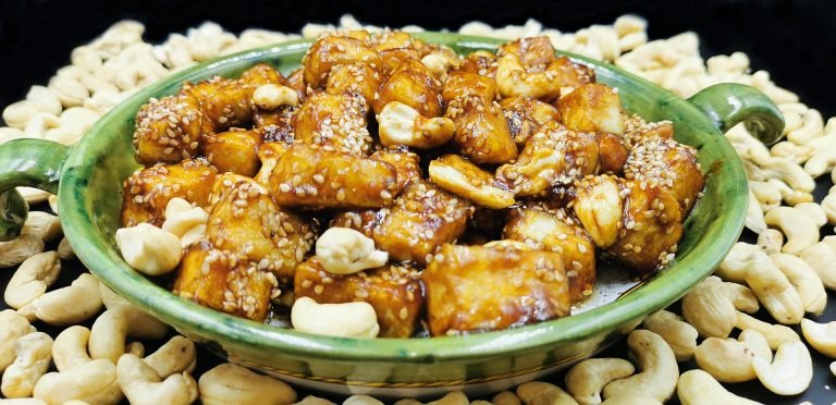 Tofu Glaseado con Ajonjolí y Marañones