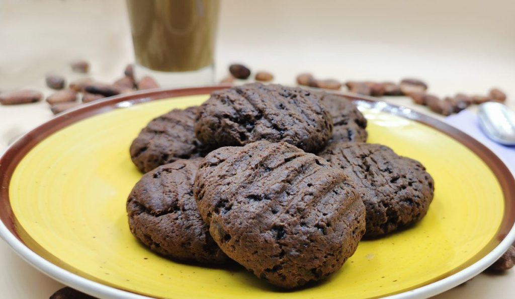 Galletas oscuras de cacao con superficie rústica y marcas de tenedor para Galletas de Chocolate con Yogur