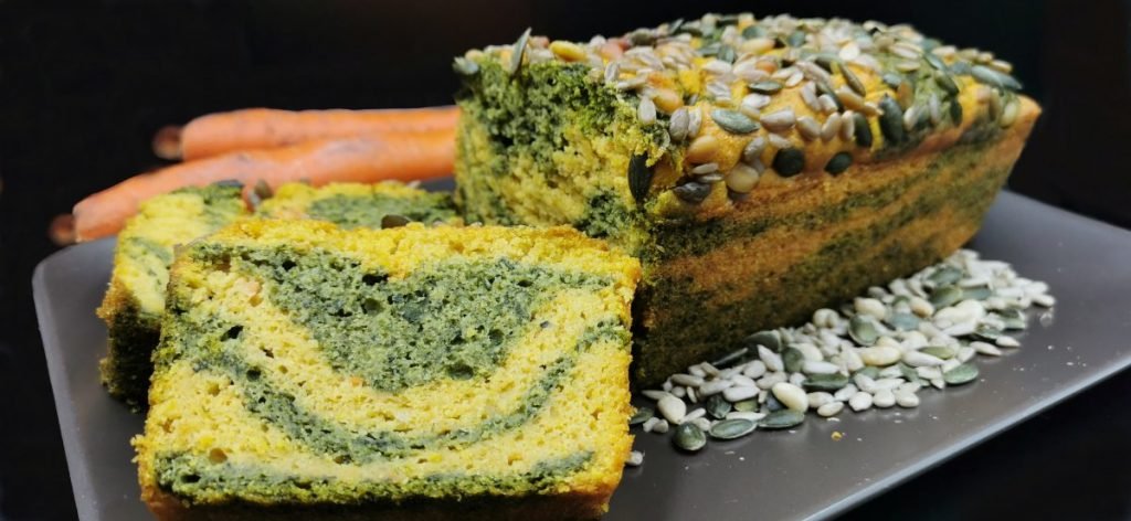 Rebanada de bizcocho salado bicolor verde y naranja con semillas mixtas para Pastel Salado de Espinacas