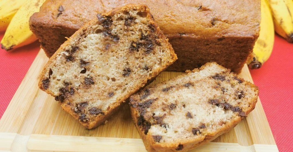 Panqué rectangular esponjoso y húmedo de tono dorado con chispas de chocolate para Plumcake de Banano