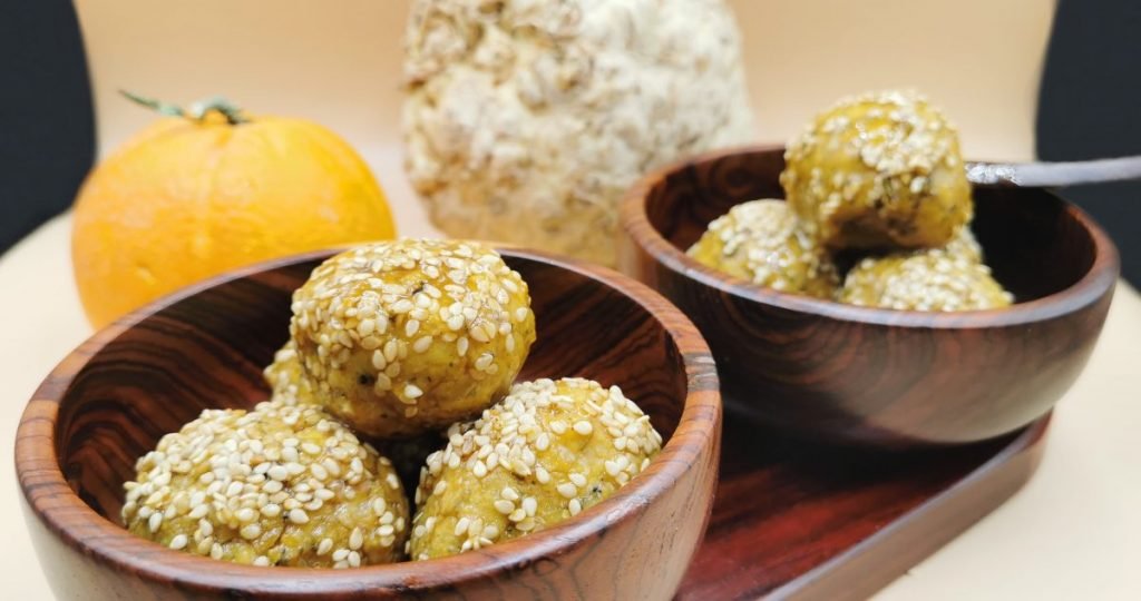 Bocados horneados cubiertos de glaseado brillante y semillas de sésamo para Albóndigas de Garbanzos