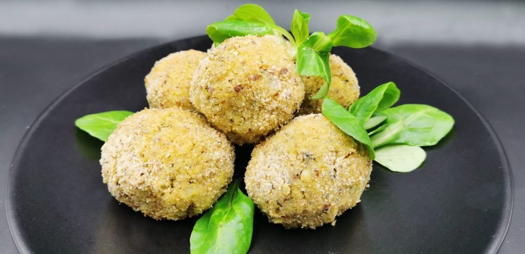 Esferas crujientes y doradas con textura granulada de quinoa y brócoli para Albóndigas de Quinoa