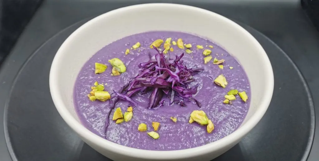 Sopa espesa de color violeta vibrante con textura aterciopelada y suave para Crema de Repollo Morado