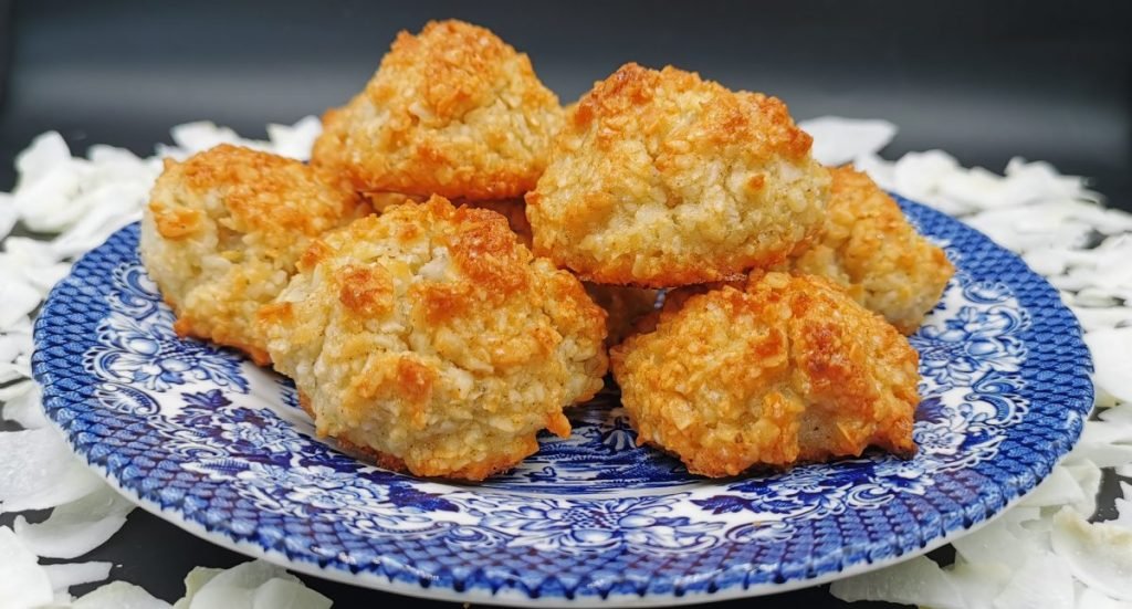 Pequeños montículos texturizados de coco rallado con puntas tostadas para Galletas de Coco