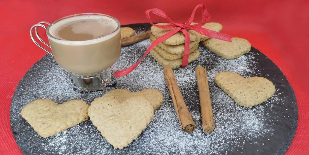 Galletas rústicas doradas y crujientes con especias aromáticas para Galletas de Miel y Canela