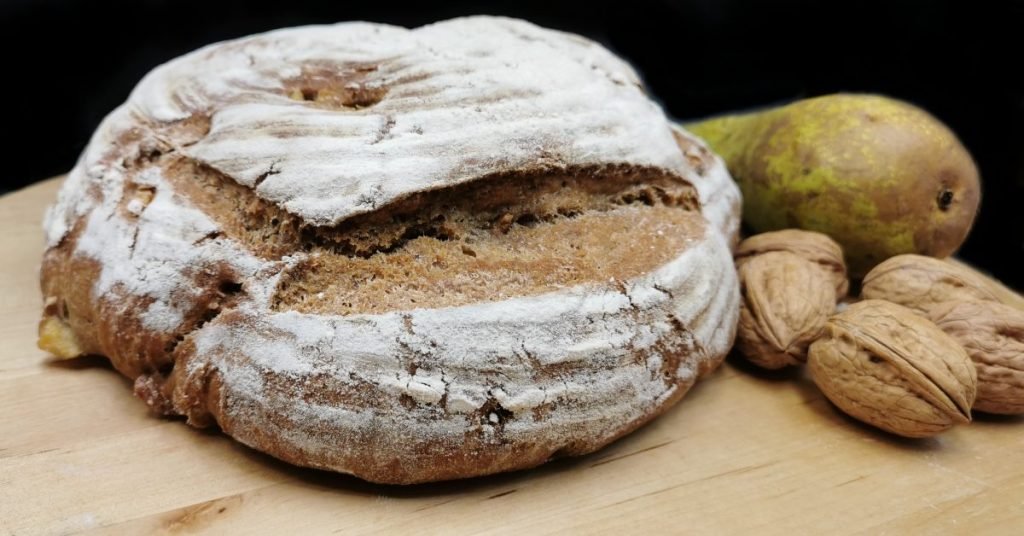 Hogaza rústica de corteza crujiente con trozos de nueces y pera en la miga para Pan Aromático