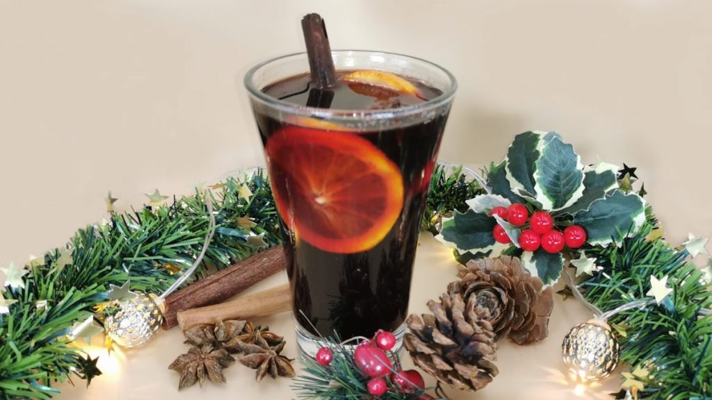 Vino caliente de color rojo rubí infusionado con especias enteras y cítricos para Vin Brulè