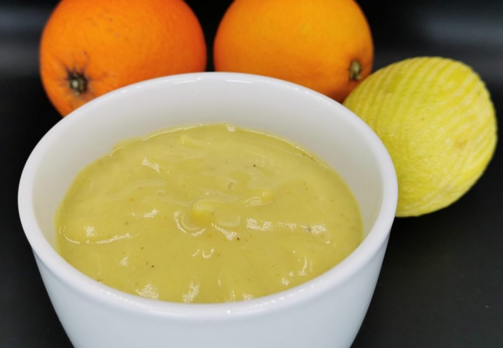 Crema postrera suave y brillante de color amarillo con textura sedosa para Crema Pastelera Vegana