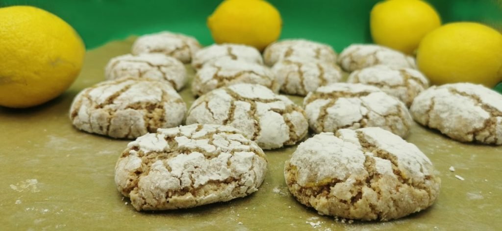 Pequeños bocados horneados con superficie craquelada y azúcar glas para Galletas de Limón