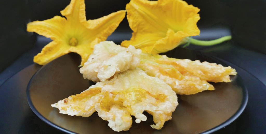 Flores delicadas fritas y doradas con rebozado crujiente y centro de queso para Flores de Calabacines