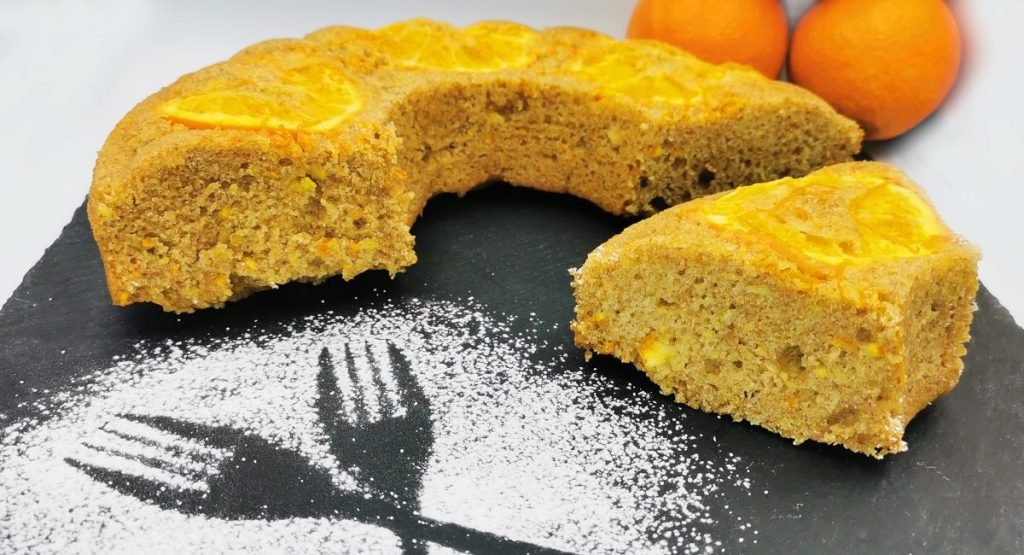 Bizcocho alto y esponjoso de miga húmeda con rodajas de cítricos para Pastel de Naranja casero