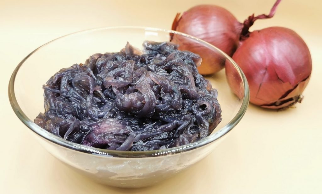 Rodajas de cebolla suaves y brillantes de color oscuro y textura melosa para Cebollas Caramelizadas