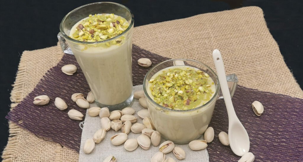 Bebida caliente espesa y cremosa de color verde suave con trocitos para Chocolate Denso al Pistacho