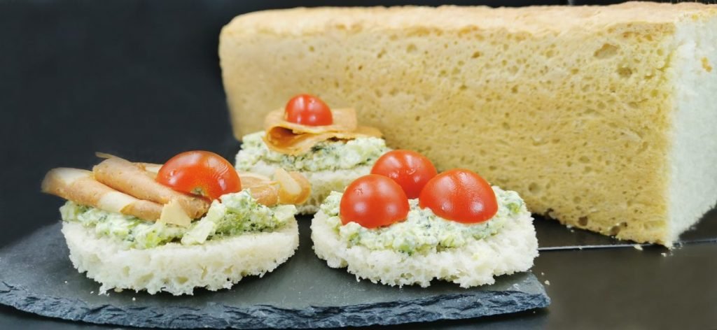 Pan de molde alto y dorado con miga blanca suave y esponjosa cortada para Pan Cuadrado para Bocadillos