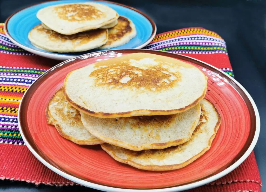 Tortitas redondas y doradas a la plancha con textura suave y esponjosa para Arepas Dulces Ticas