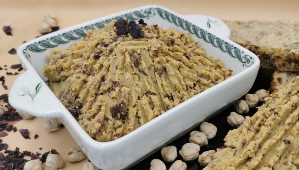 Dip cremoso y texturizado con trocitos oscuros de algas y alcaparras para Hummus de Algas