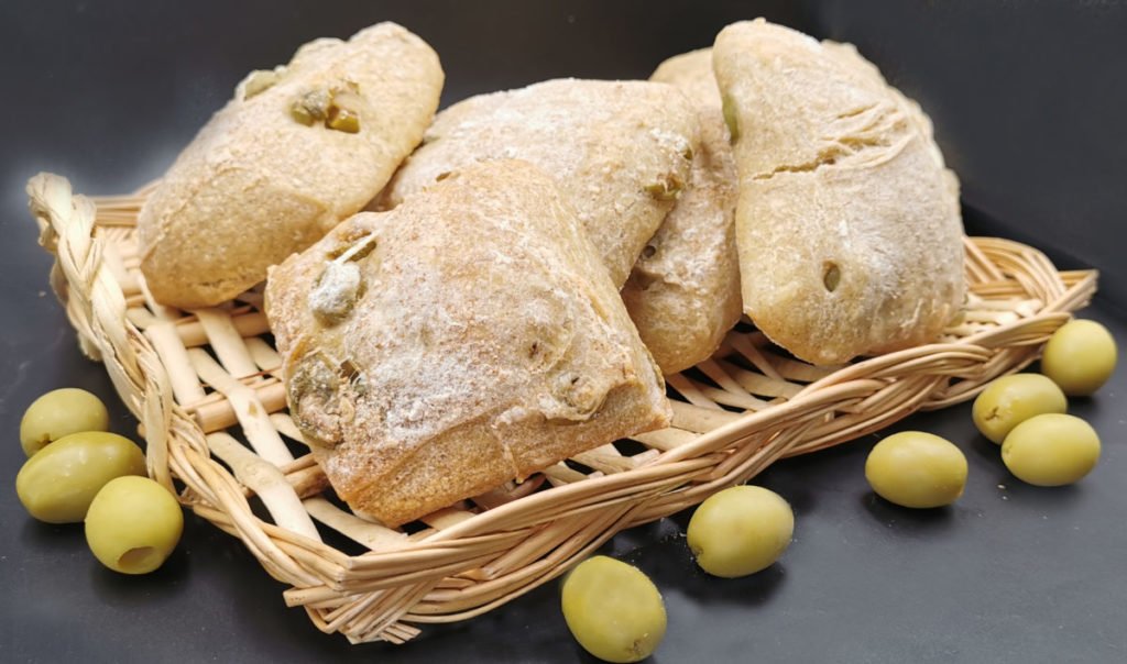 Pan rústico rectangular con corteza enharinada y trozos de aceitunas verdes para Pan Ciabatta con Aceitunas