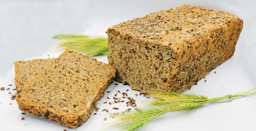 Pan oscuro y denso de centeno cubierto totalmente de semillas tostadas para Pan Negro con Semillas