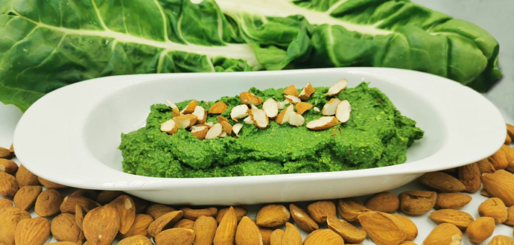 Salsa verde vibrante y cremosa con textura de almendras trituradas para Pesto de Acelgas fresco