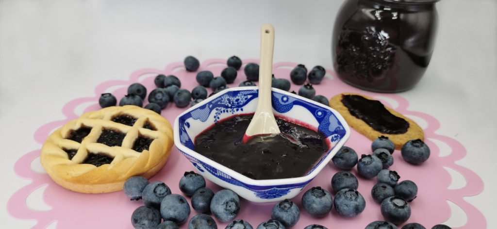 Conserva densa y oscura con trozos de arándanos en frasco de vidrio para Mermelada de Arándanos