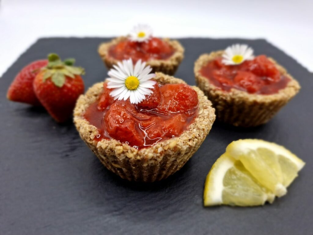 Tartaletas crujientes de avena rellenas de compota de fruta roja brillante para Canastitas de Avena