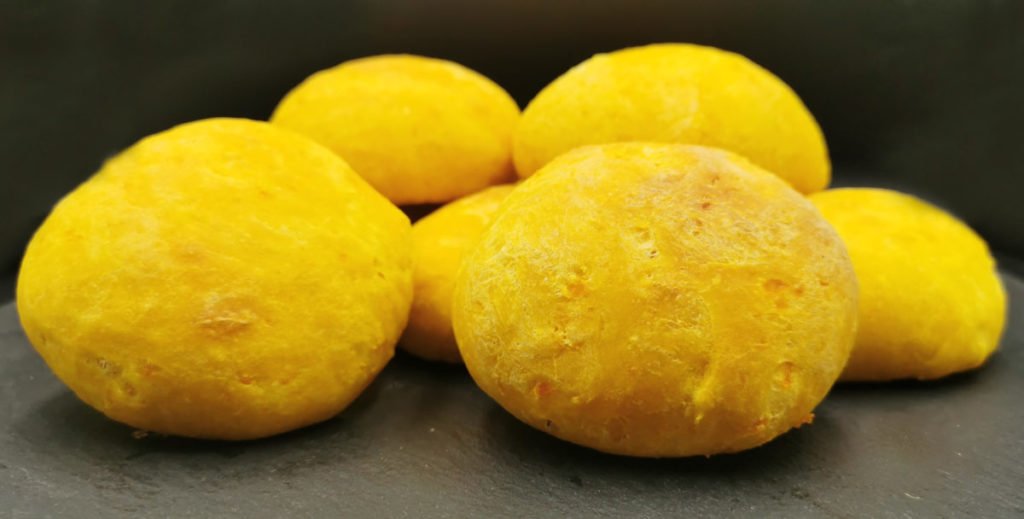 Panecillos redondos y dorados con miga amarilla suave y tierna para Pancitos al Azafrán caseros