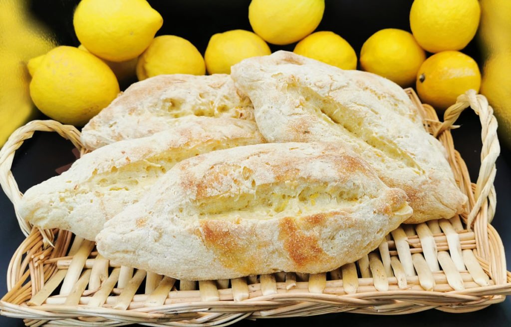 Panecillos dorados con forma de limón y corte profundo en el centro para Pancitos al Limón rústicos