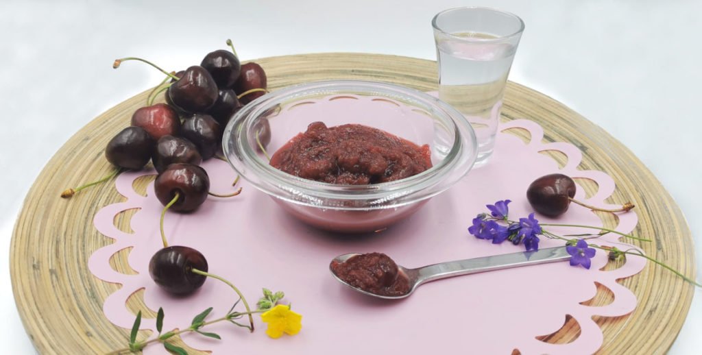 Conserva espesa de color rojo intenso con trozos de fruta brillante para Mermelada de Cerezas
