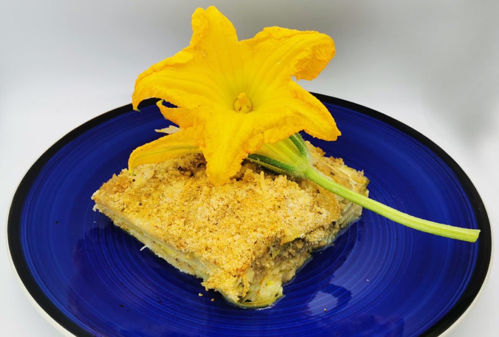 Pastel gratinado y dorado con capas finas de calabacín verde y queso para Pastel de Calabacines