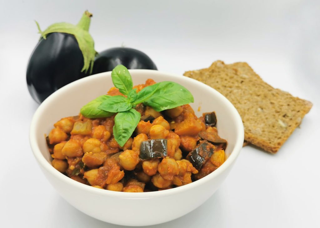 Guiso espeso y rojizo con garbanzos tiernos y cubos de berenjena suave para Estofado de Berenjena y Garbanzos