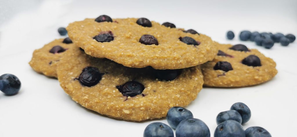 Galletas rústicas y doradas con textura de avena y arándanos horneados para Galletas de Arándanos sin Harina