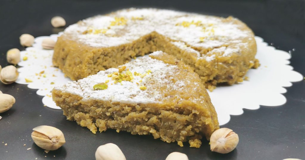 Bizcocho húmedo y denso de tono verdoso con crema de pistachos y quinoa para Pastel Vegano de Pistacho