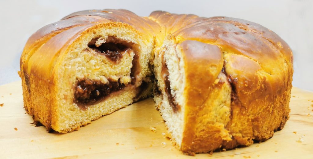 Pan dulce en forma de rosca dorada y brillante con relleno de mermelada para Corona Dulce Rellena