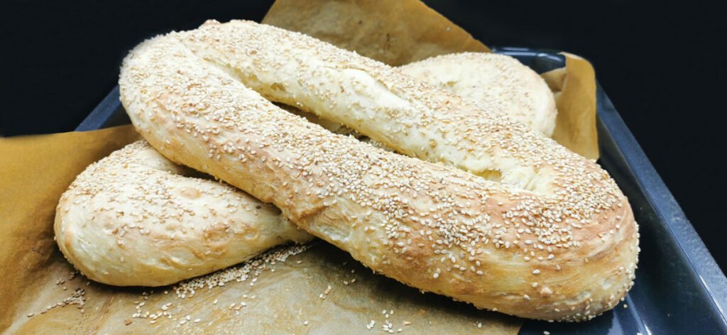 Pan ovalado y crujiente cubierto totalmente de semillas de sésamo tostadas para Bagel de Jerusalén