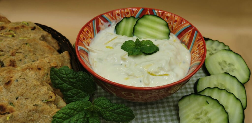 Salsa blanca y espesa con trocitos frescos de pepino y menta para Salsa Tzatziki Vegana