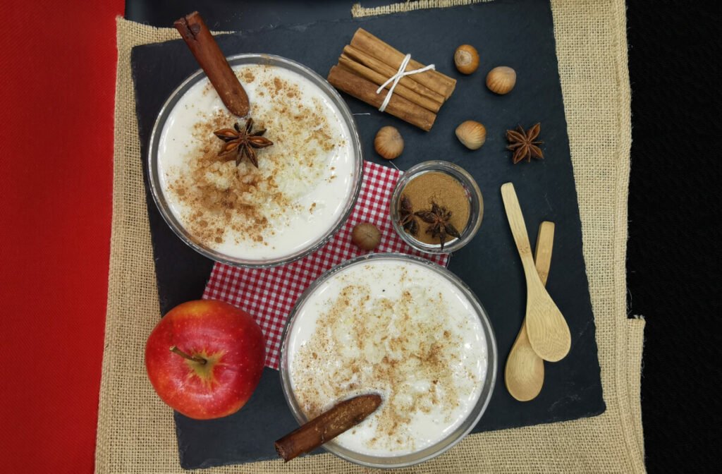 Postre cremoso y suave con granos de arroz tiernos y canela espolvoreada para Arroz con Leche