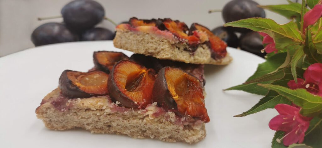 Tarta rústica dorada con mitades de ciruelas horneadas y jugosas para Pie de Ciruelas casero