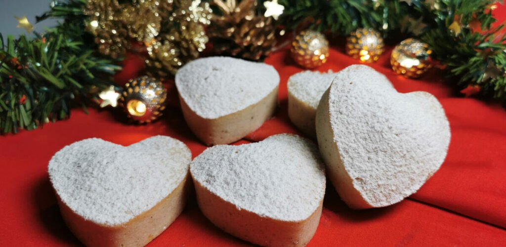 Bizcochitos pequeños y esponjosos espolvoreados con azúcar glas blanco para Magdalenas Livianas de Vainilla